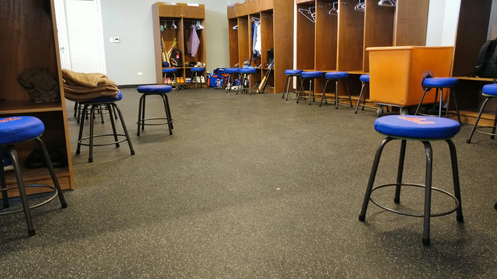 Campo de agilidad, jaulas de bateo y pisos de los New York Mets — Pisos del vestuario