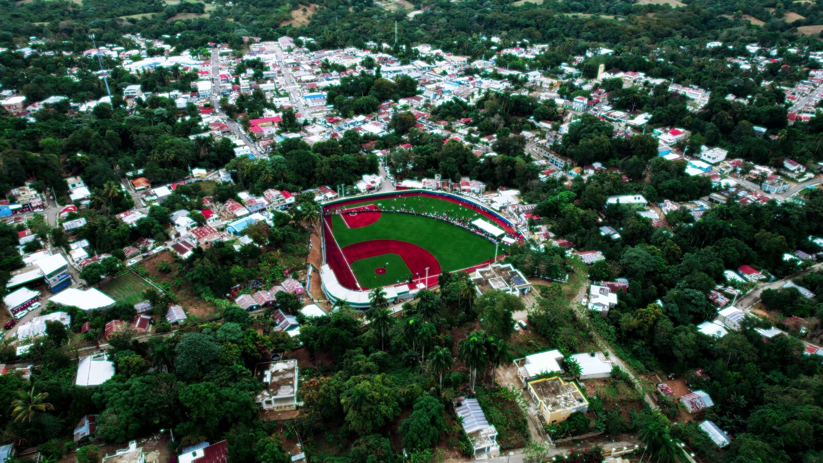 Campo de béisbol sintético de la Fundación No Limits — El campo terminado desde el aire